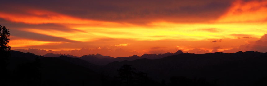 Coucher De Soleil Sur Les Pyrénées Au Fil Des Voyages